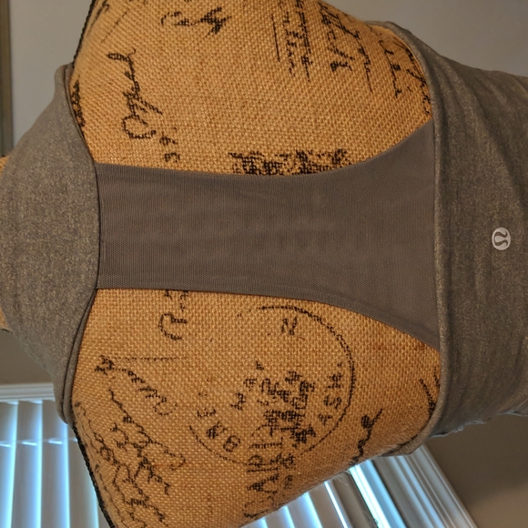 Lululemon tank size 8 - Picture 4 of 6